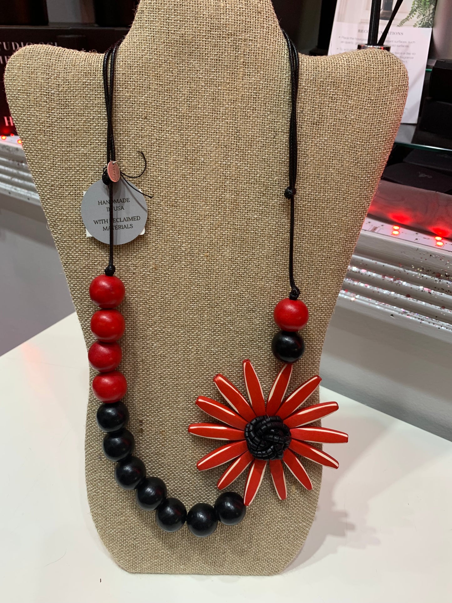CHUNKY FLOWER STATEMENT NECKLACE