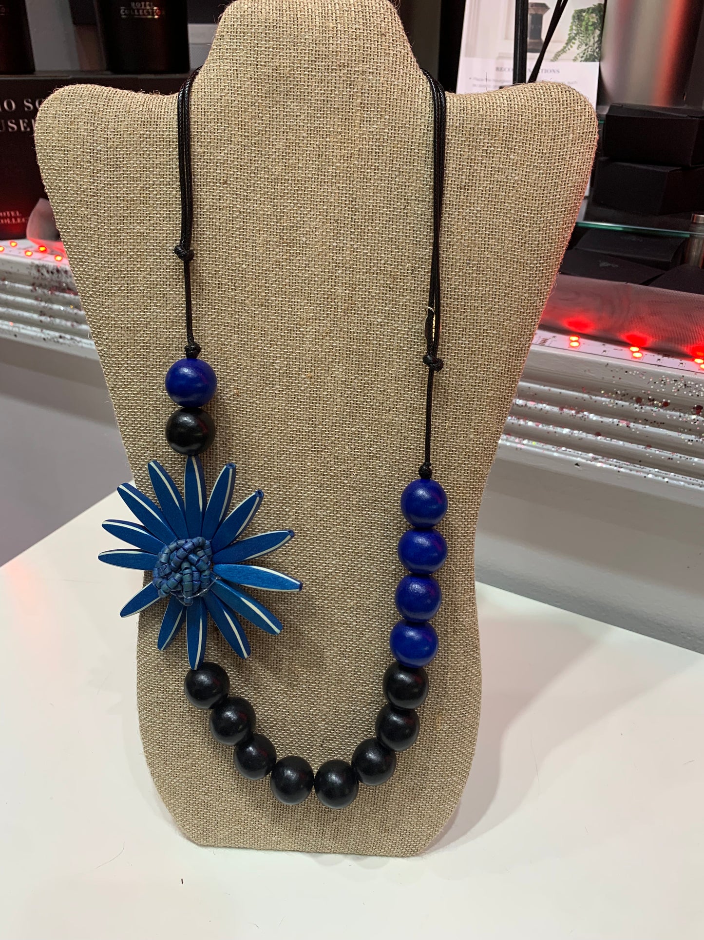 CHUNKY FLOWER STATEMENT NECKLACE