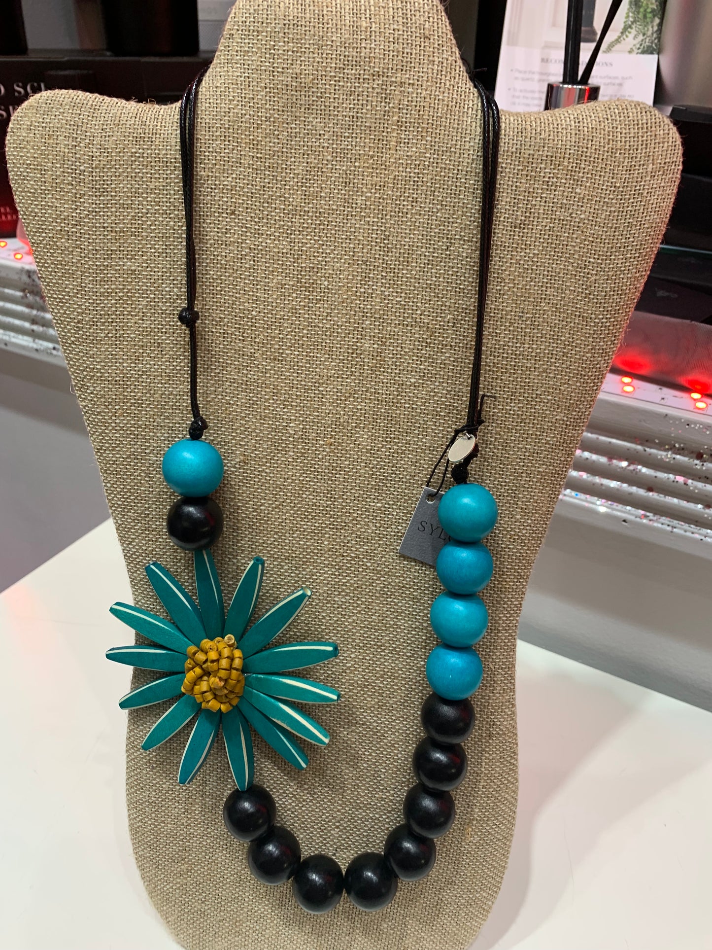 CHUNKY FLOWER STATEMENT NECKLACE