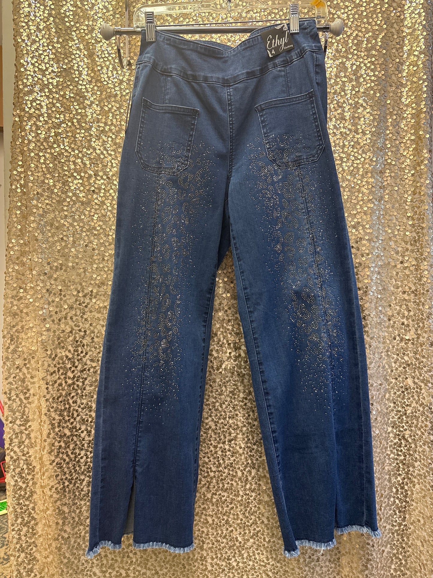 DENIM SLIT FRONT PATCH POCKETS WITH LEO DESIGN