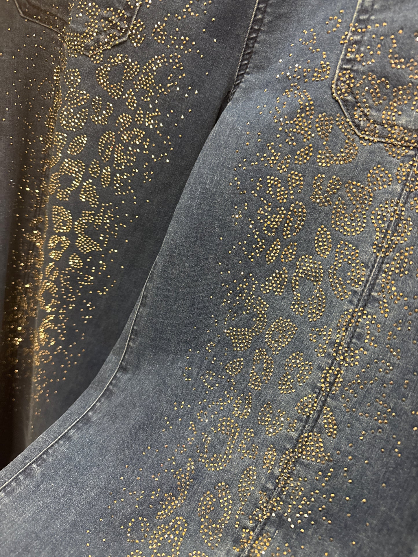 DENIM SLIT FRONT PATCH POCKETS WITH LEO DESIGN