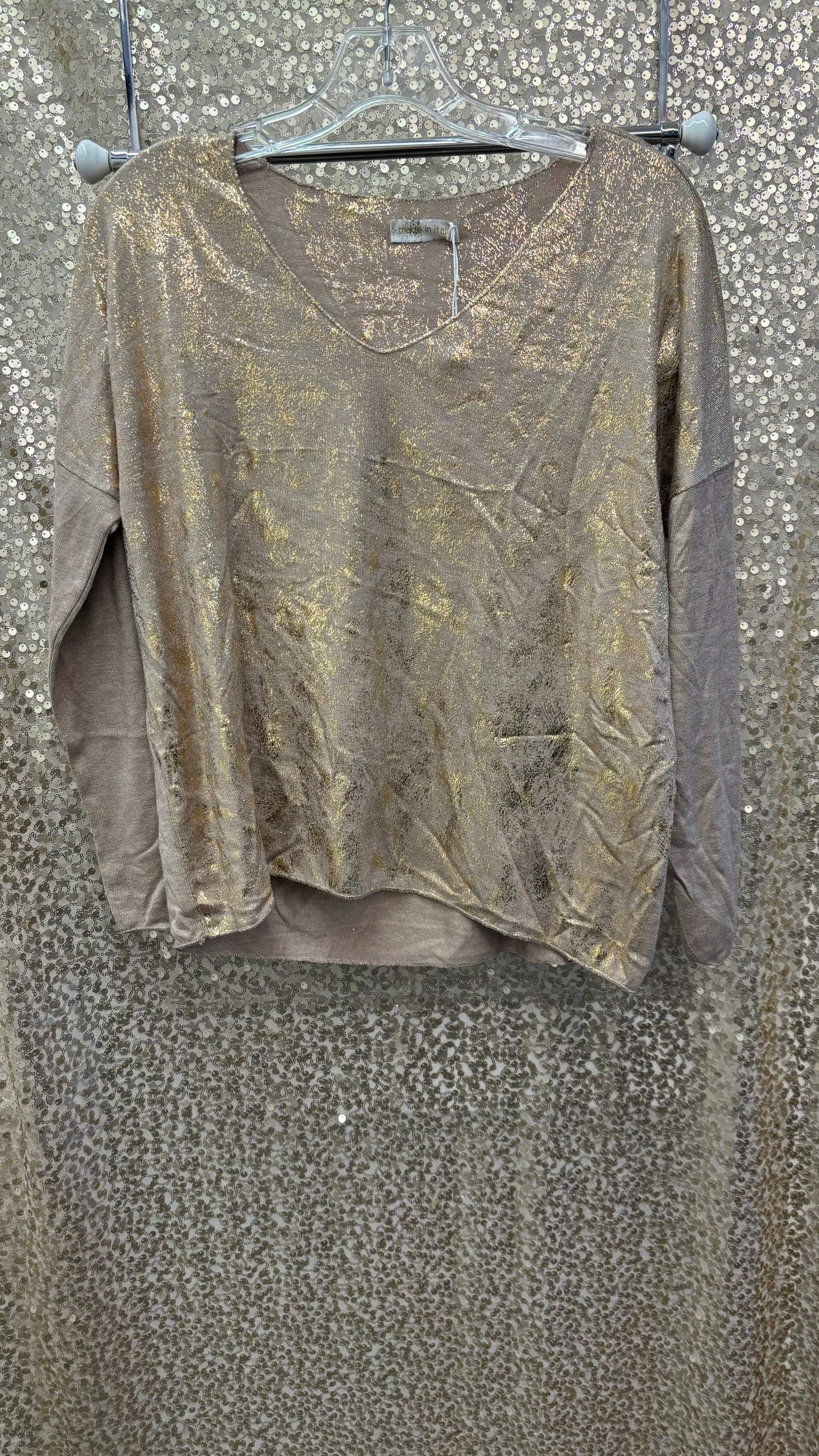 LM V NECK GOLD SHIMMER TOP OS