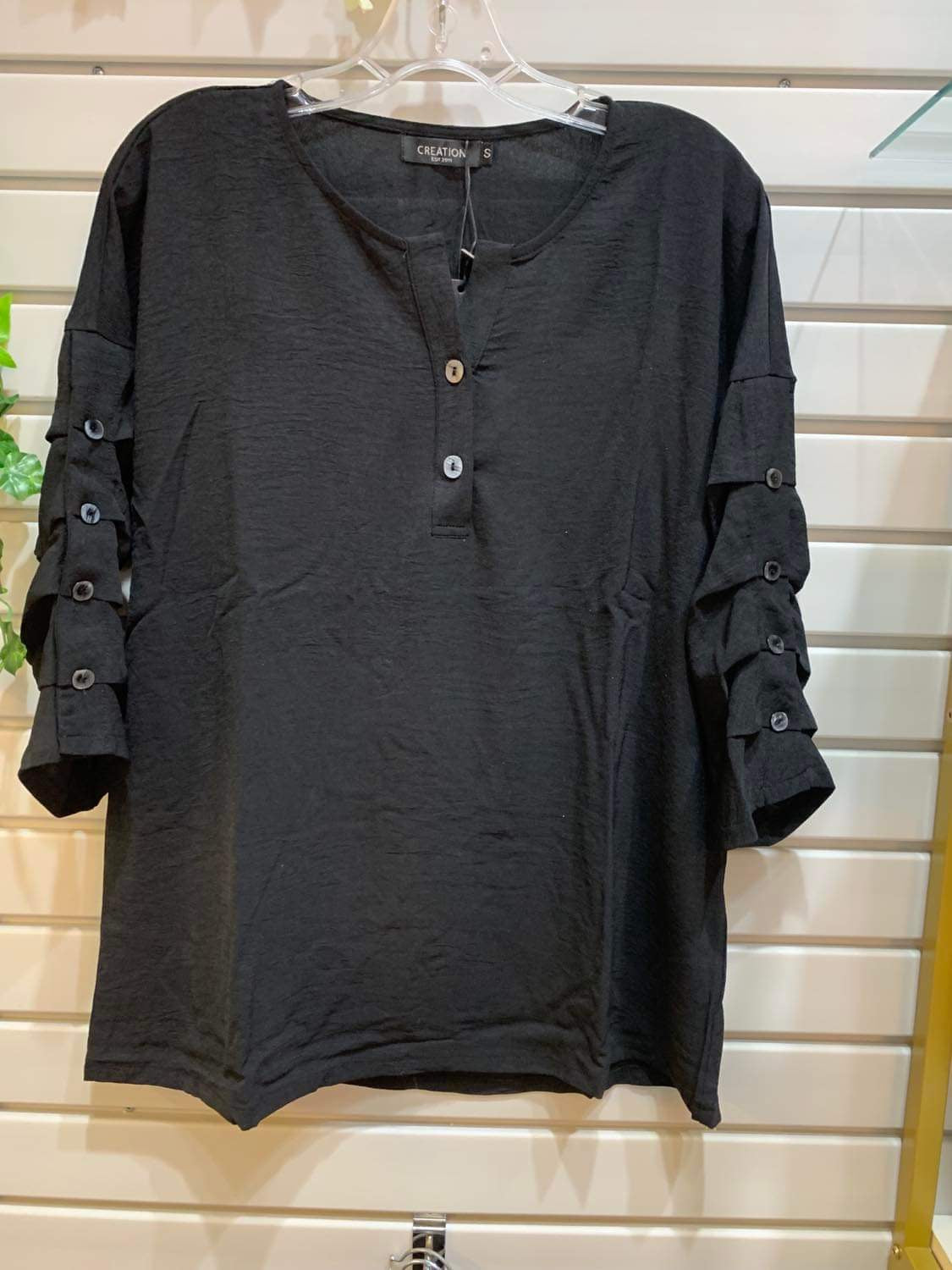 FRANCINE TOP 3/4 SLEEVE BUTTON DETAIL